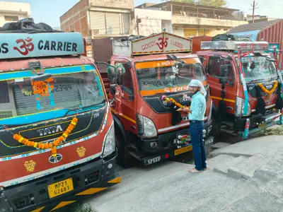 A daily ritual before dispatch — the Naman Logistics team at the Jabalpur godown